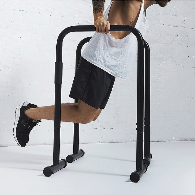 Man using dip bars 